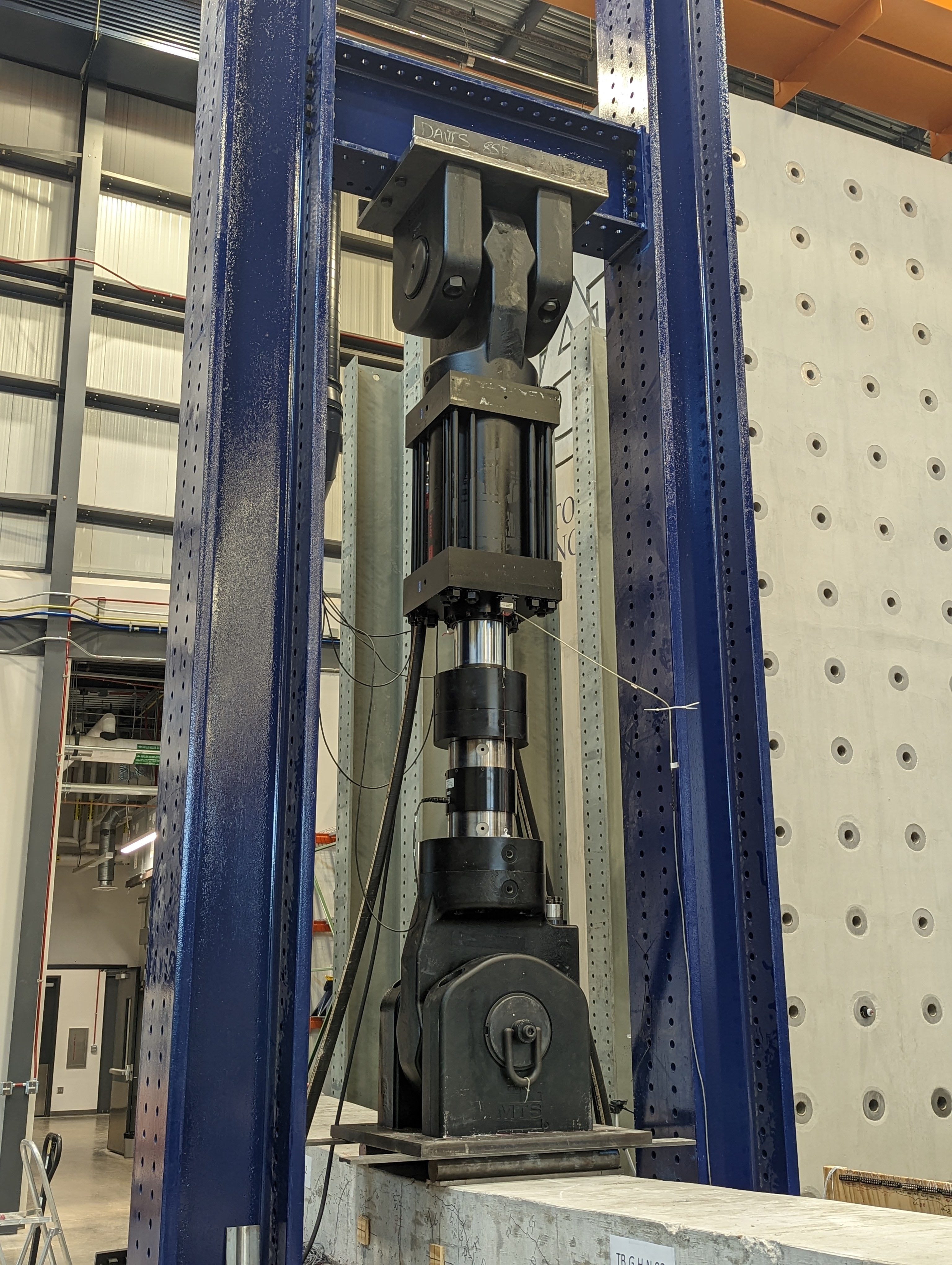 [photo of an actuator and UTM]