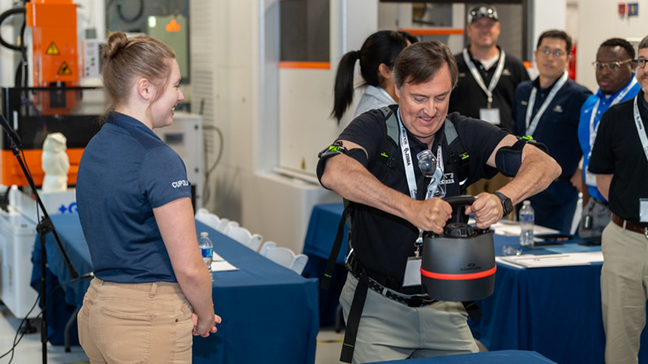 The workshop included discussions on modern machine data flow using MTConnect Standard Methods, traditional and collaborative industrial robots, exoskeletons to support Industry 4.0 workers, and demonstrations.